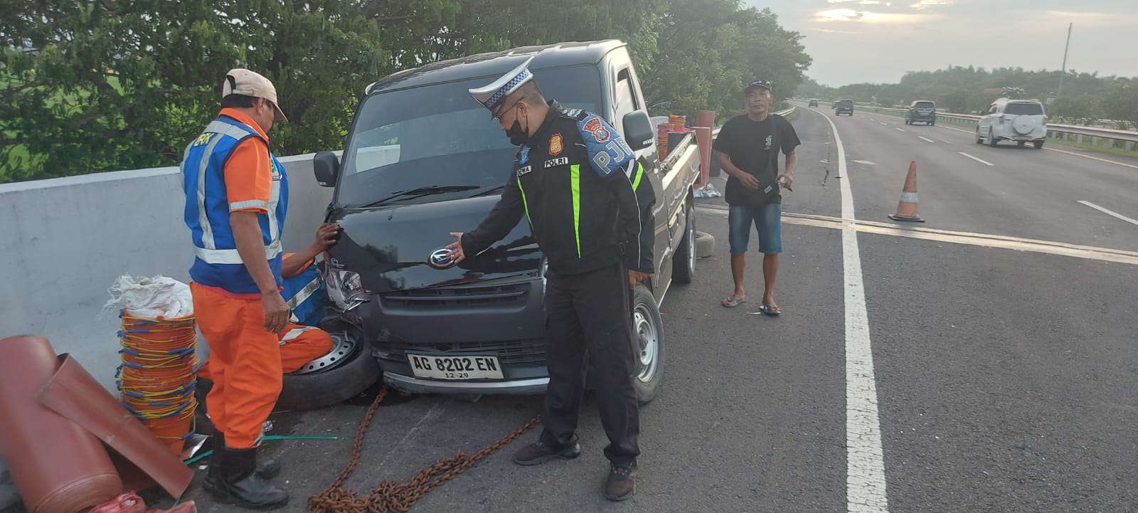 Pecah Ban di Tol Surabaya–Mojokerto, Pikap Tabrak Guardrail
