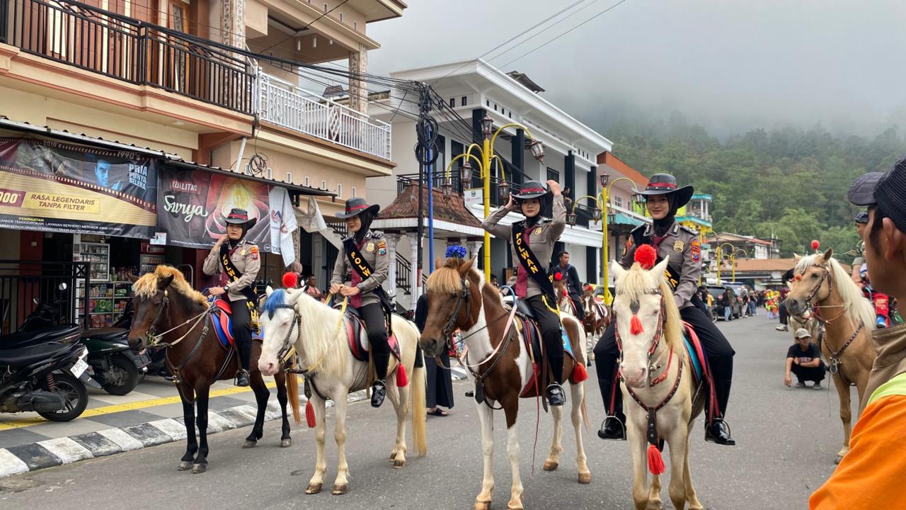 Polres Magetan Kerahkan Polwan Berkuda Jaga Keamanan Wisata Telaga Sarangan