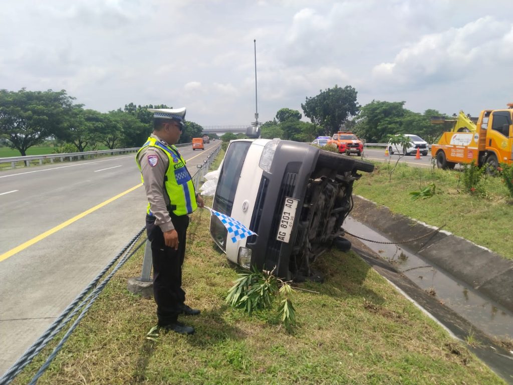 Grand Max Bermuatan Plastik Terguling di Tol Jombang–Mojokerto, Diduga Akibat Selip Ban
