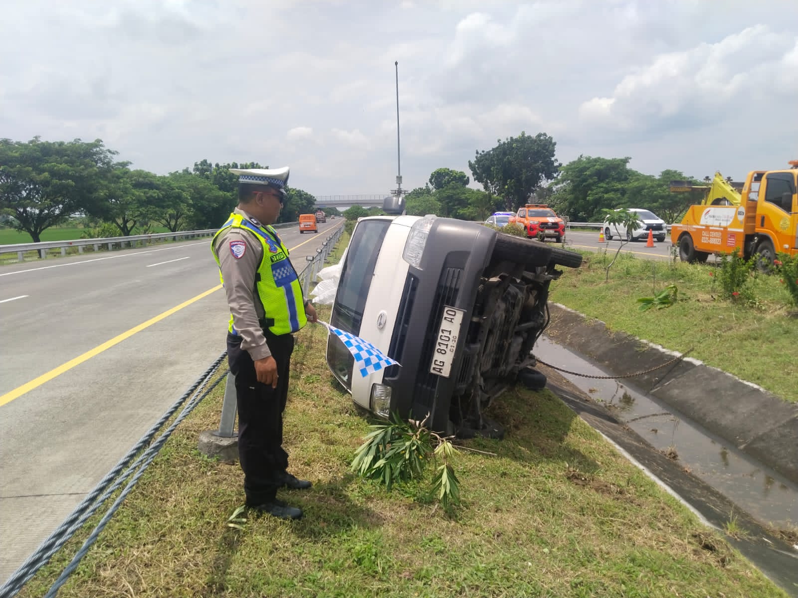Grand Max Bermuatan Plastik Terguling di Tol Jombang–Mojokerto, Diduga Akibat Selip Ban