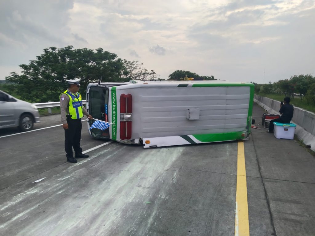 Ban Pecah, Mobil Pengangkut Alat Medis Terguling di Tol Jombang–Mojokerto