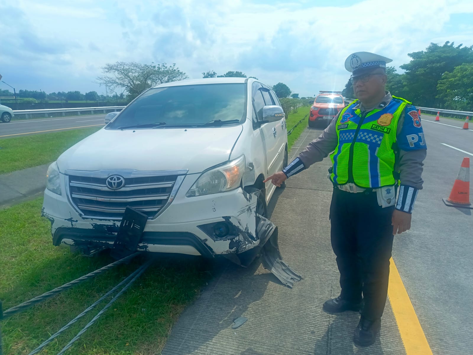 Diduga Mengantuk, Innova Seruduk Sedan di Tol Jombang–Mojokerto
