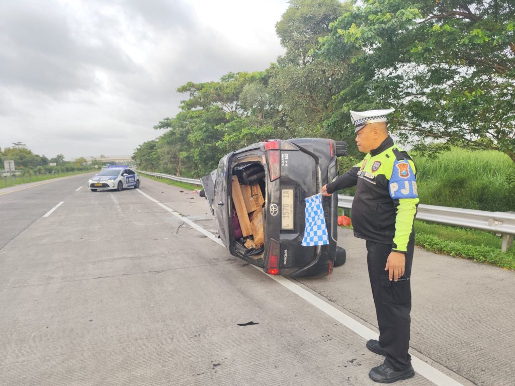 Innova Reborn Terguling di Tol Jombang–Mojokerto, Sopir Luka Ringan