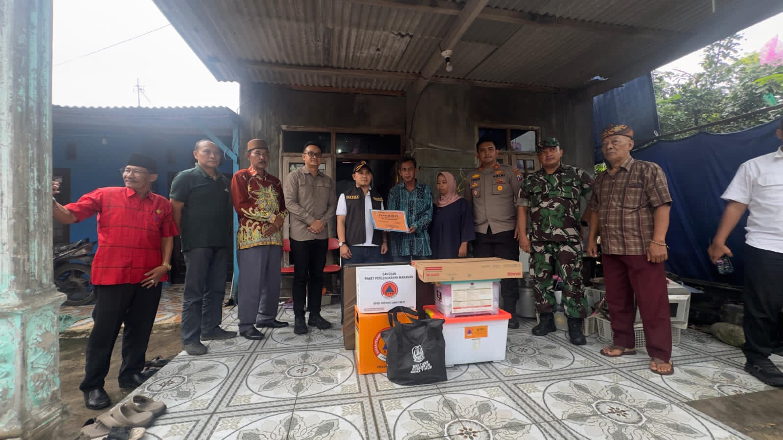 Bupati Mojokerto Gus Barraa Tinjau Rumah Warga Terdampak Puting Beliung di Puloniti