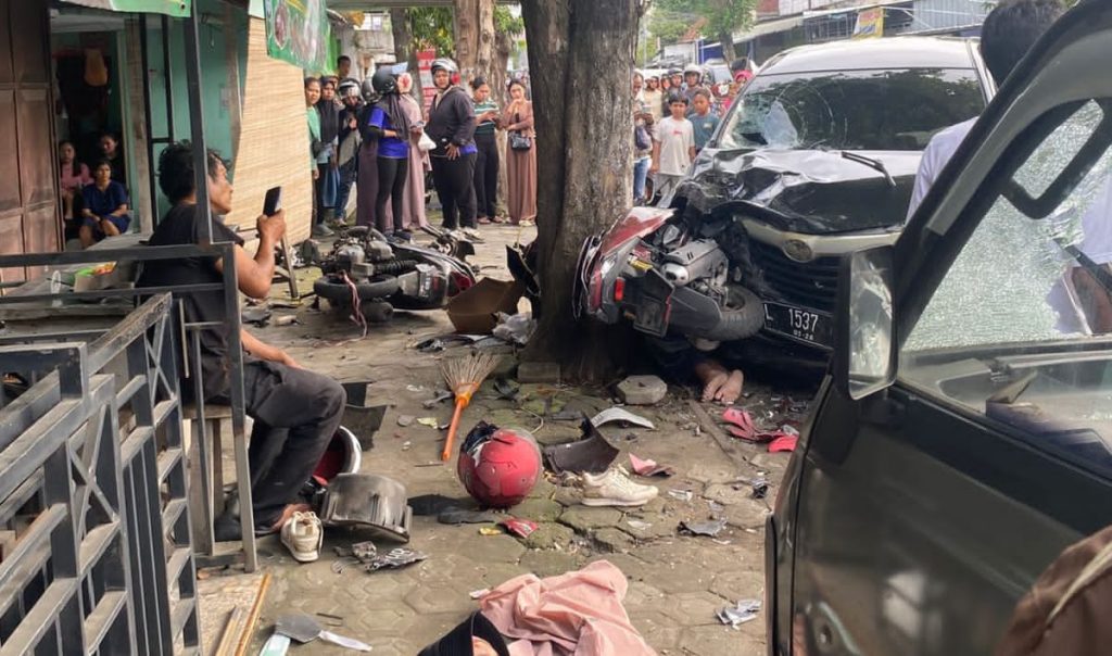 Tabrakan Beruntun Avanza Dengan 7 Motor dan 1 Pikap di Jombang, Satu Pengendara Tewas
