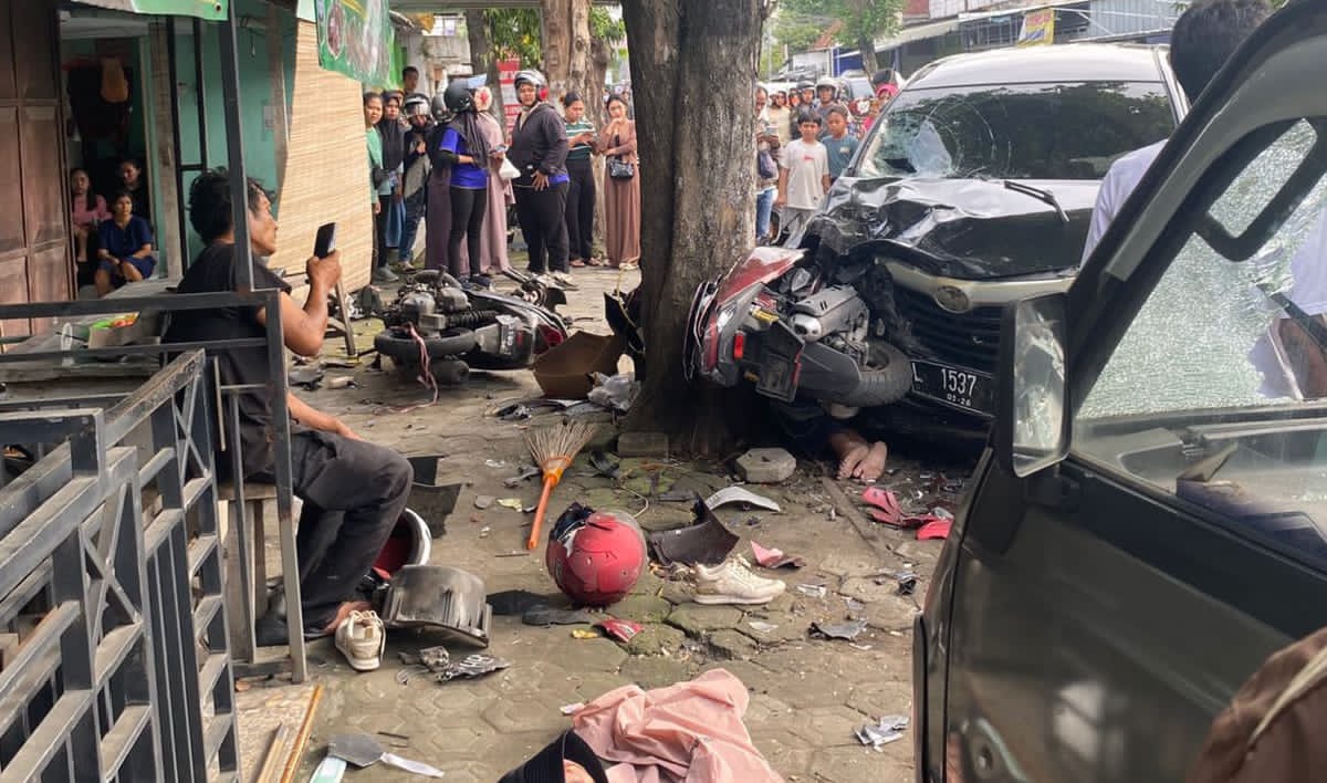 Tabrakan Beruntun Avanza Dengan 7 Motor dan 1 Pikap di Jombang, Satu Pengendara Tewas