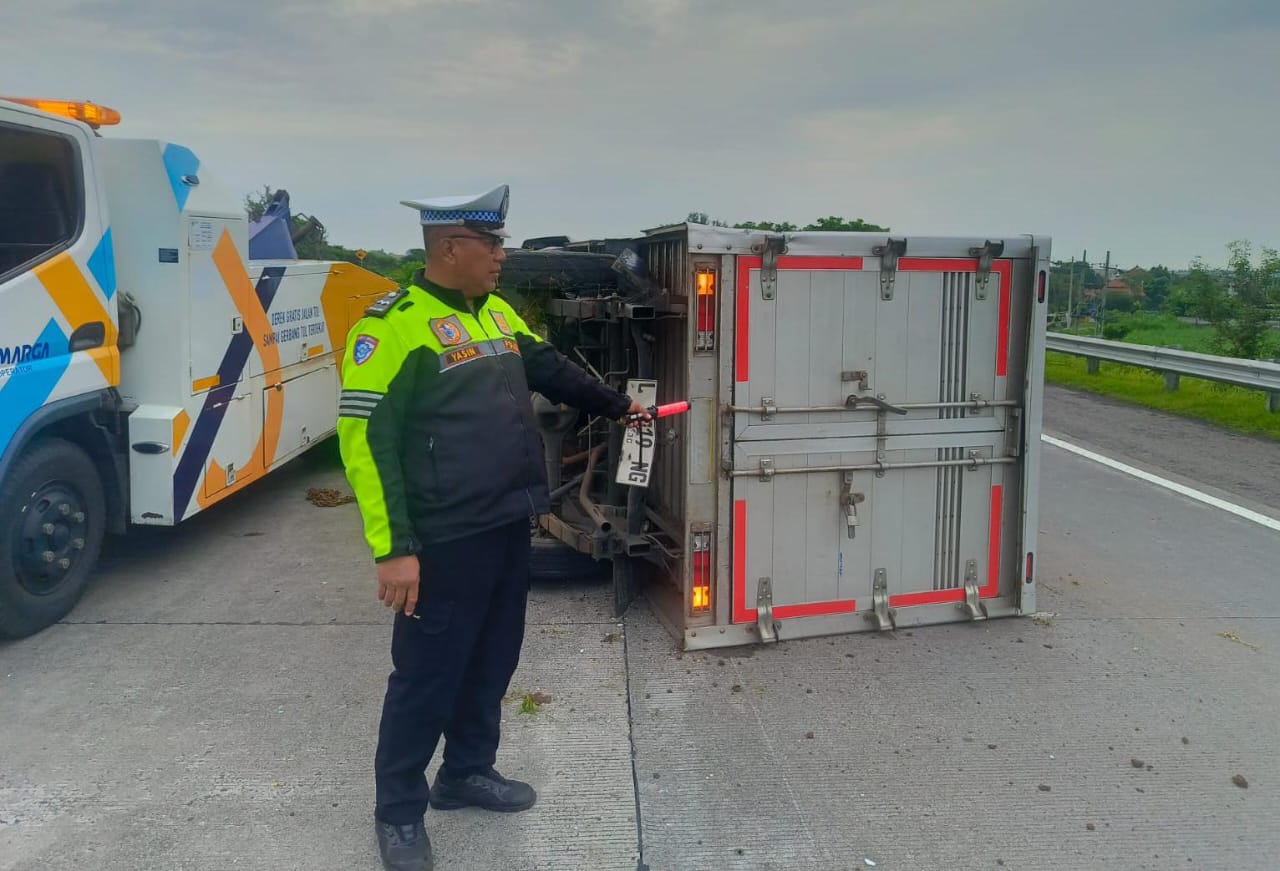 Pecah Ban, Pick Up Terguling di Tol Surabaya–Mojokerto