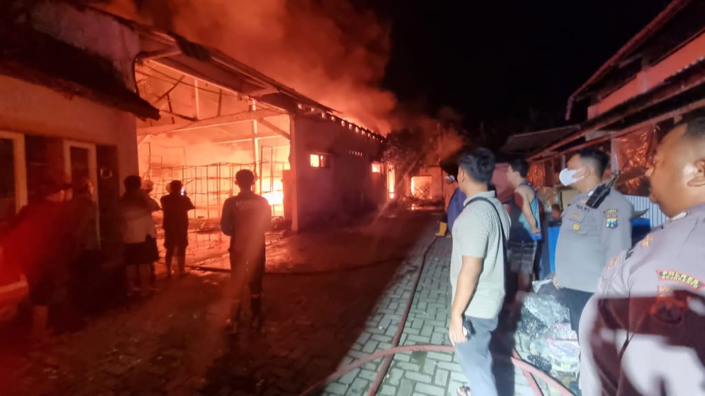 Kebakaran Pabrik Sepatu di Sooko, Kapolsek Pastikan Nihil Korban Jiwa