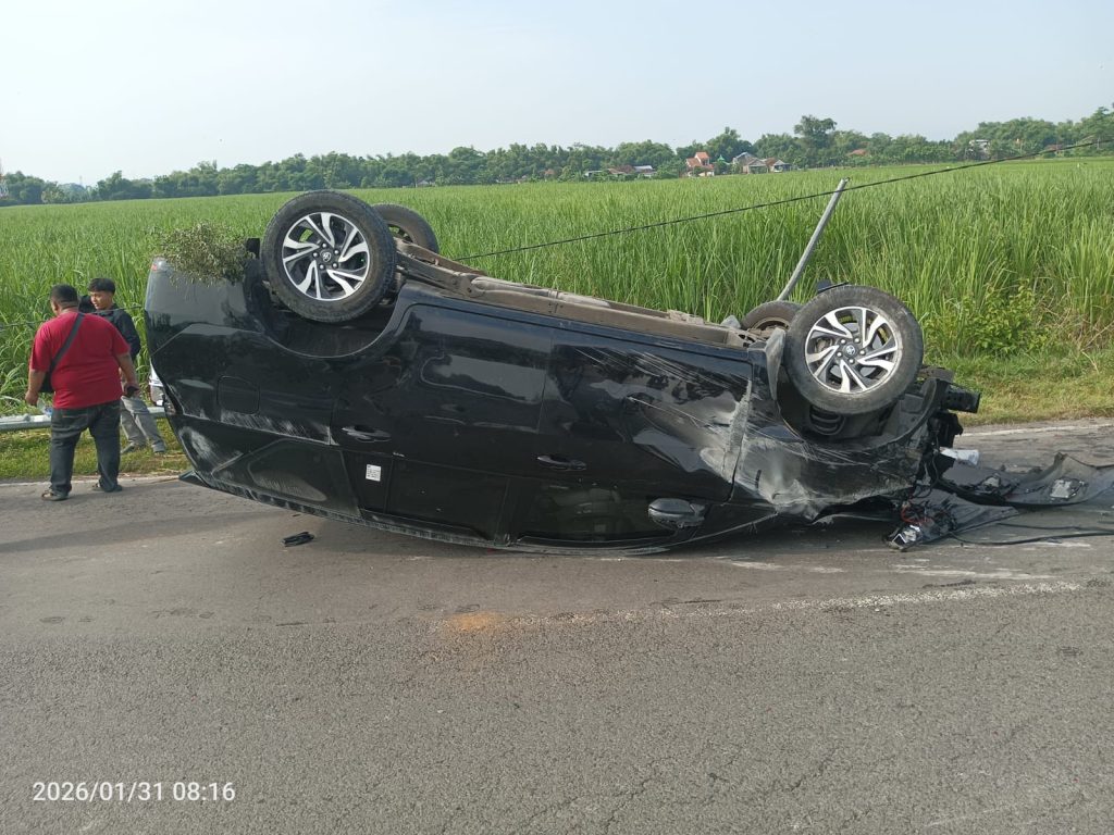 Mobil Innova Alami Laka Tunggal di Mojoagung, Pengemudi Selamat