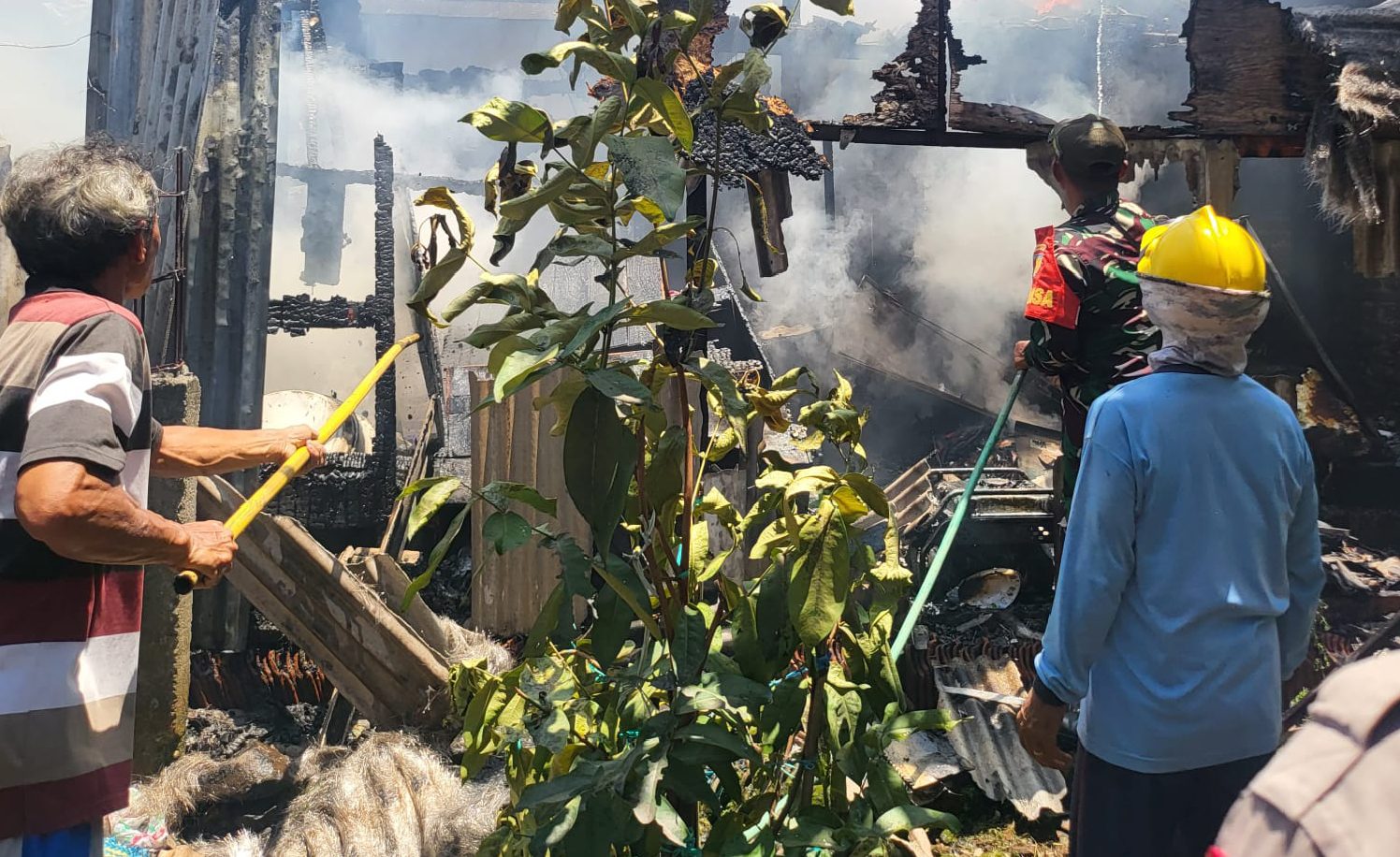 Kompor Gas Menyembur, Polisi dan Warga Cegah Kebakaran Rumah di Mojoagung