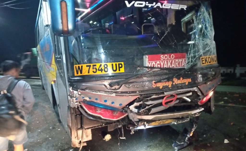 Tabrakan Dini Hari di Jalan Raya Perak Jombang, Minibus Espas Ringsek Usai Bertabrakan dengan Bus