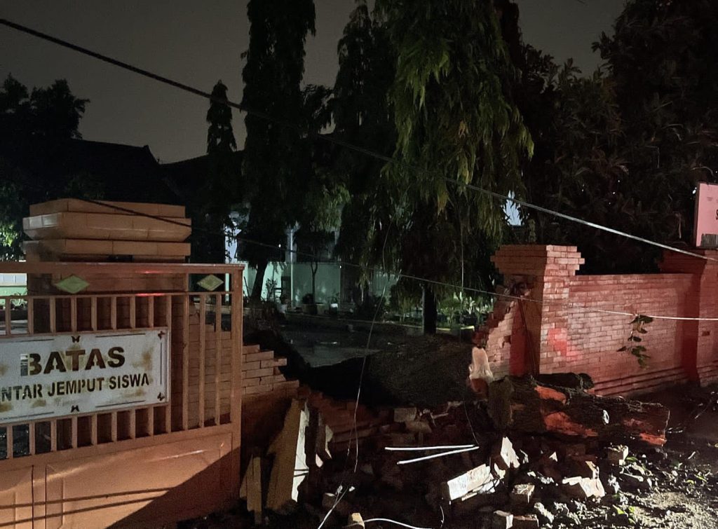 Angin Kencang Terjang Mojokerto, Pohon Tumbang Rusak Pagar Sekolah
