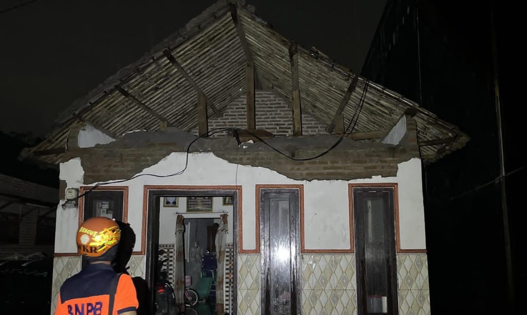 Angin Kencang Rusak Puluhan Rumah Warga di Mojokerto