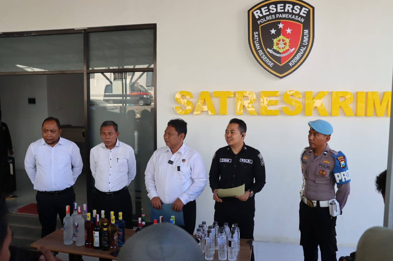 Jelang Ramadhan, Polres Pamekasan Sita Ratusan Botol Miras Ilegal