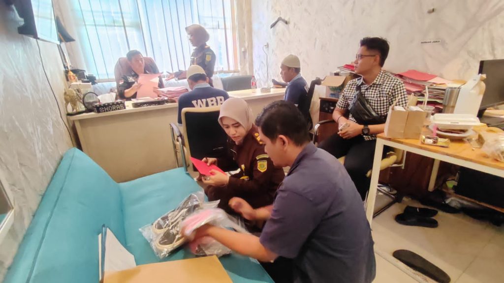 Polsek Pacet, Mojokerto Ungkap Kasus Penipuan dan Penggelapan, Dua Pelaku Diserahkan ke Kejaksaan