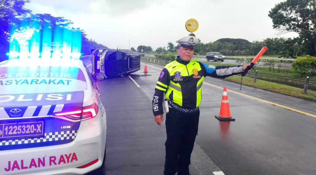 Hujan Picu Aquaplaning, Pajero Terguling di Tol JoMo KM 679