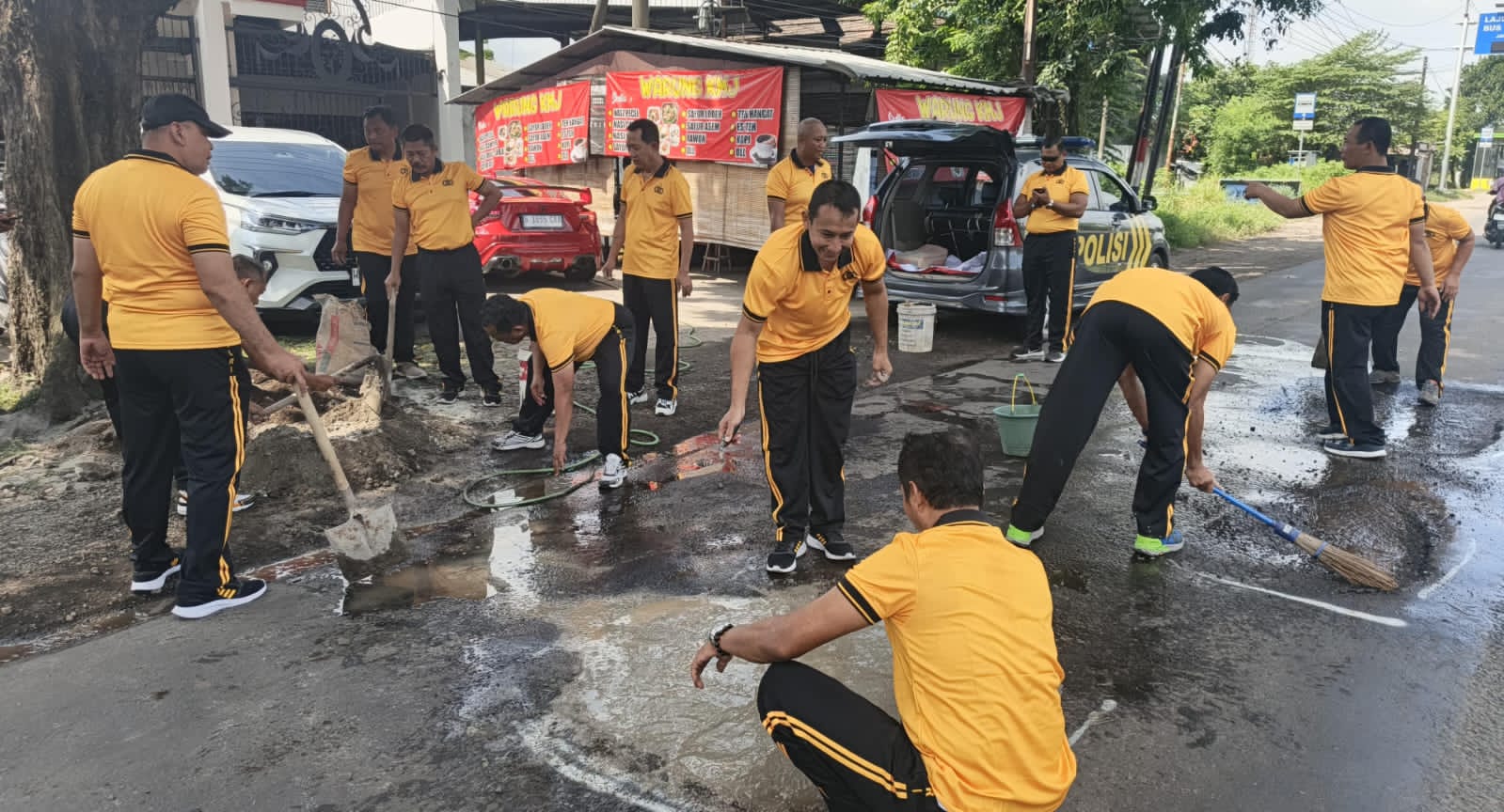 Polresta Sidoarjo Lakukan Penambalan Sementara Jalan Berlubang, Cegah Kecelakaan Lalu Lintas