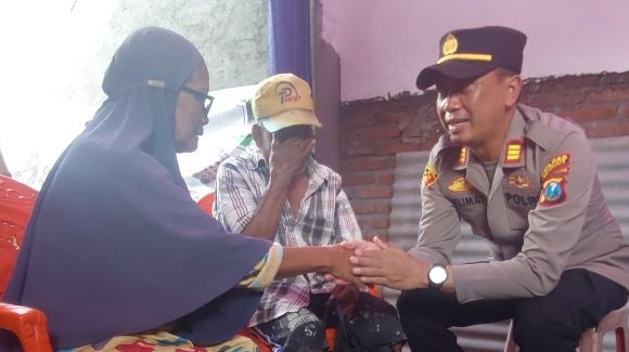 Polsek Pungging, Mojokerto Salurkan Bantuan Material Bangunan kepada Warga Terdampak Puting Beliung di Balongmasin