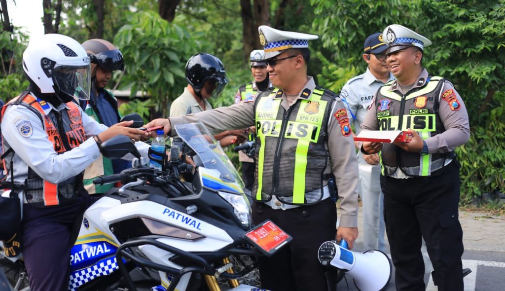 Bagi Cokelat untuk Pengendara Tertib, Satlantas Gresik Kampanyekan Keselamatan dengan Cara Humanis