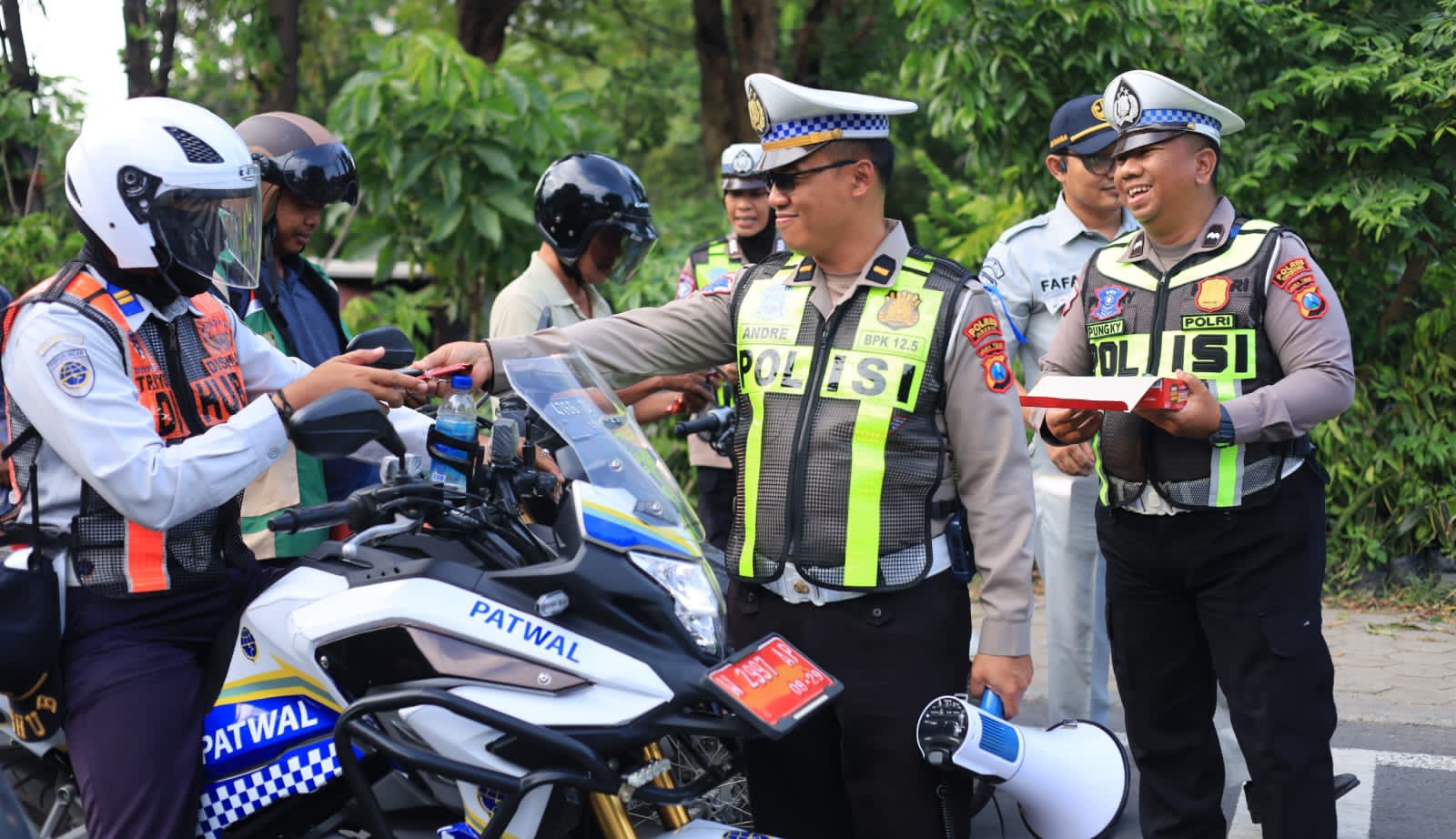 Bagi Cokelat untuk Pengendara Tertib, Satlantas Gresik Kampanyekan Keselamatan dengan Cara Humanis