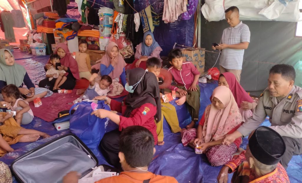 Polres Pamekasan Buka Layanan Kesehatan Gratis bagi Pengungsi Bencana Tanah Bergerak di Pasean