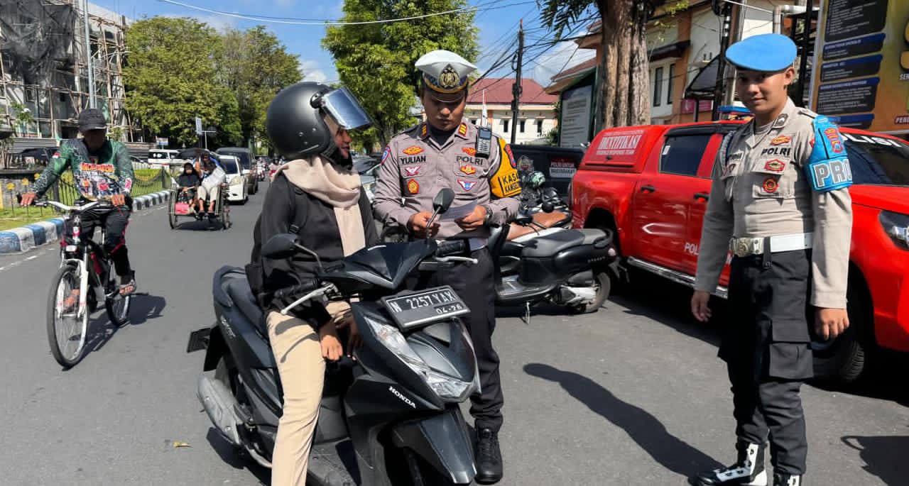 Operasi Keselamatan Semeru 2026, Satlantas Polres Lumajang Turun ke Jalan Edukasi Pengendara