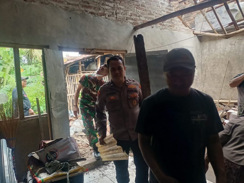 Puting Beliung Rusak Rumah Warga di Sooko, TNI-Polri Bergerak Cepat Lakukan Perbaikan