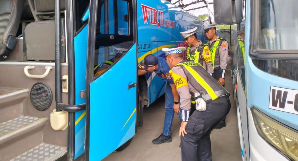 Satlantas Polres Lamongan Ramp Check Bus Harlah NU di Hari Kelima Operasi Keselamatan Semeru 2026