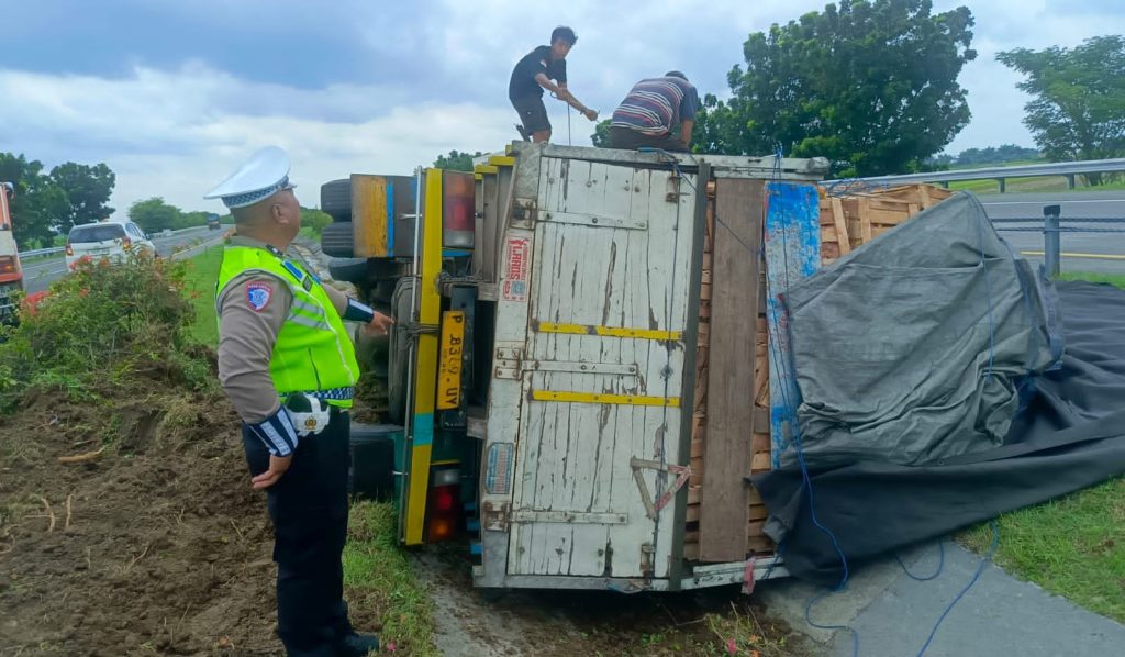 Ban Pecah, Truk Muatan Buah Naga Terguling di Tol Jombang–Mojokerto