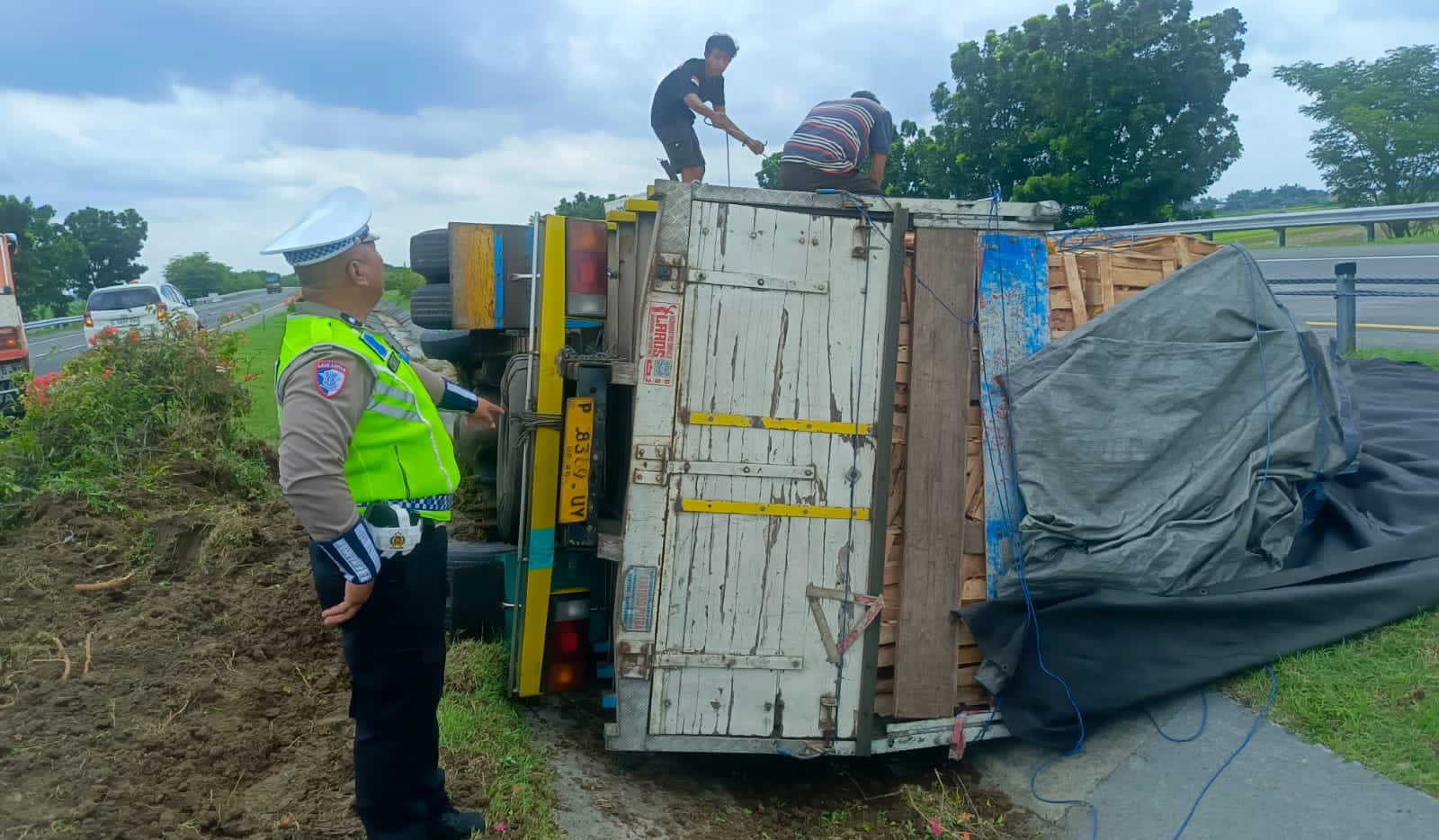 Ban Pecah, Truk Muatan Buah Naga Terguling di Tol Jombang–Mojokerto