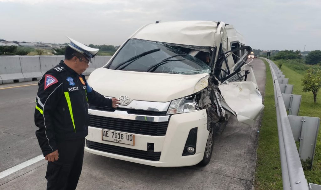 Hiace Tabrak Truk Hingga Terguling di Tol Surabaya–Mojokerto, Satu Orang Luka Ringan