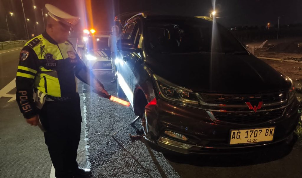 Ban Pecah di Tol Surabaya–Mojokerto, Mobil Wuling Tabrak Pembatas di KM 713