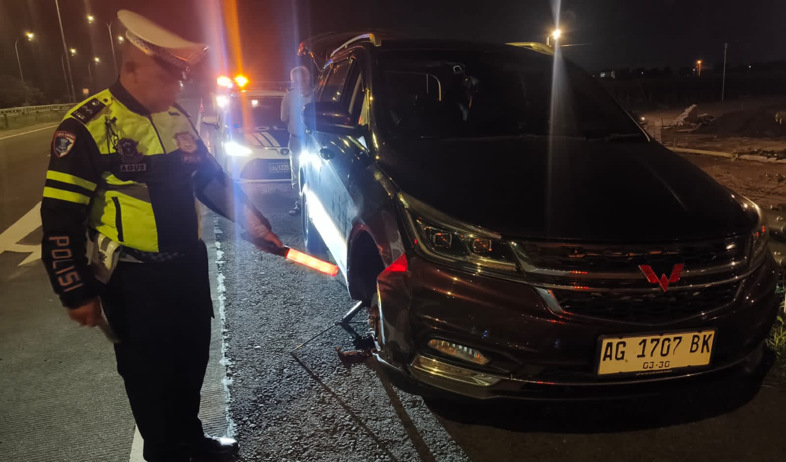 Ban Pecah di Tol Surabaya–Mojokerto, Mobil Wuling Tabrak Pembatas di KM 713