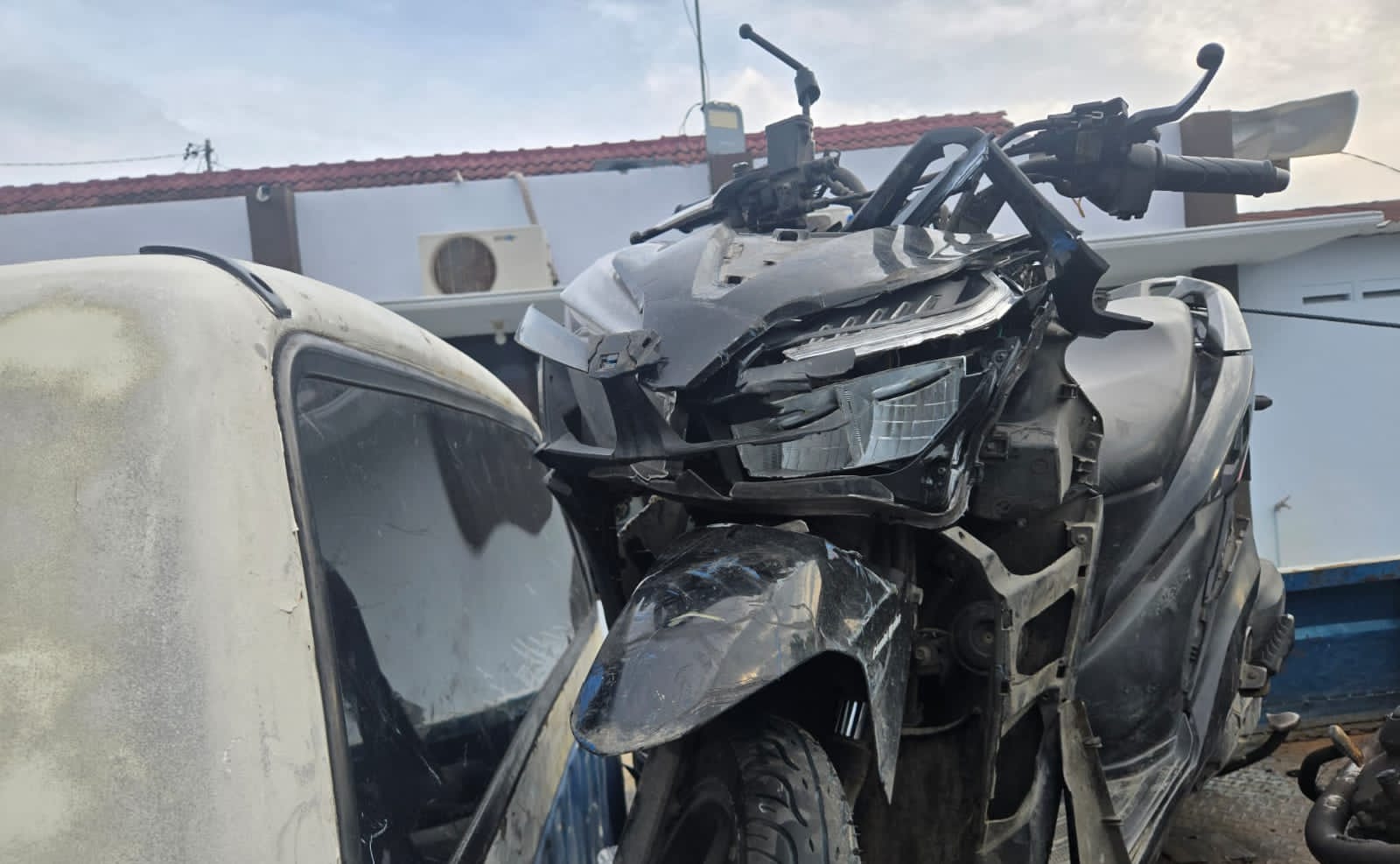 Diduga Kurang Jarak Aman, Pemotor Tewas Usai Hantam Truk di Jalan Raya Tapen Jombang