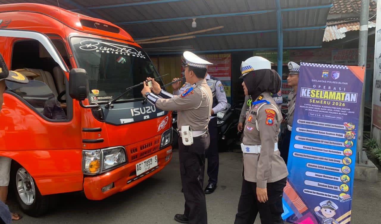 Aksi Simpatik Satlantas Blitar di Terminal Kesamben, Edukasi Keselamatan hingga Tes Urine Sopir Bus