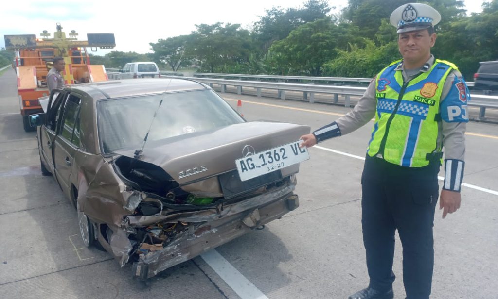 Sedan Mercedes Kecelakaan Tunggal di Tol Jombang–Mojokerto, Sopir Luka Berat