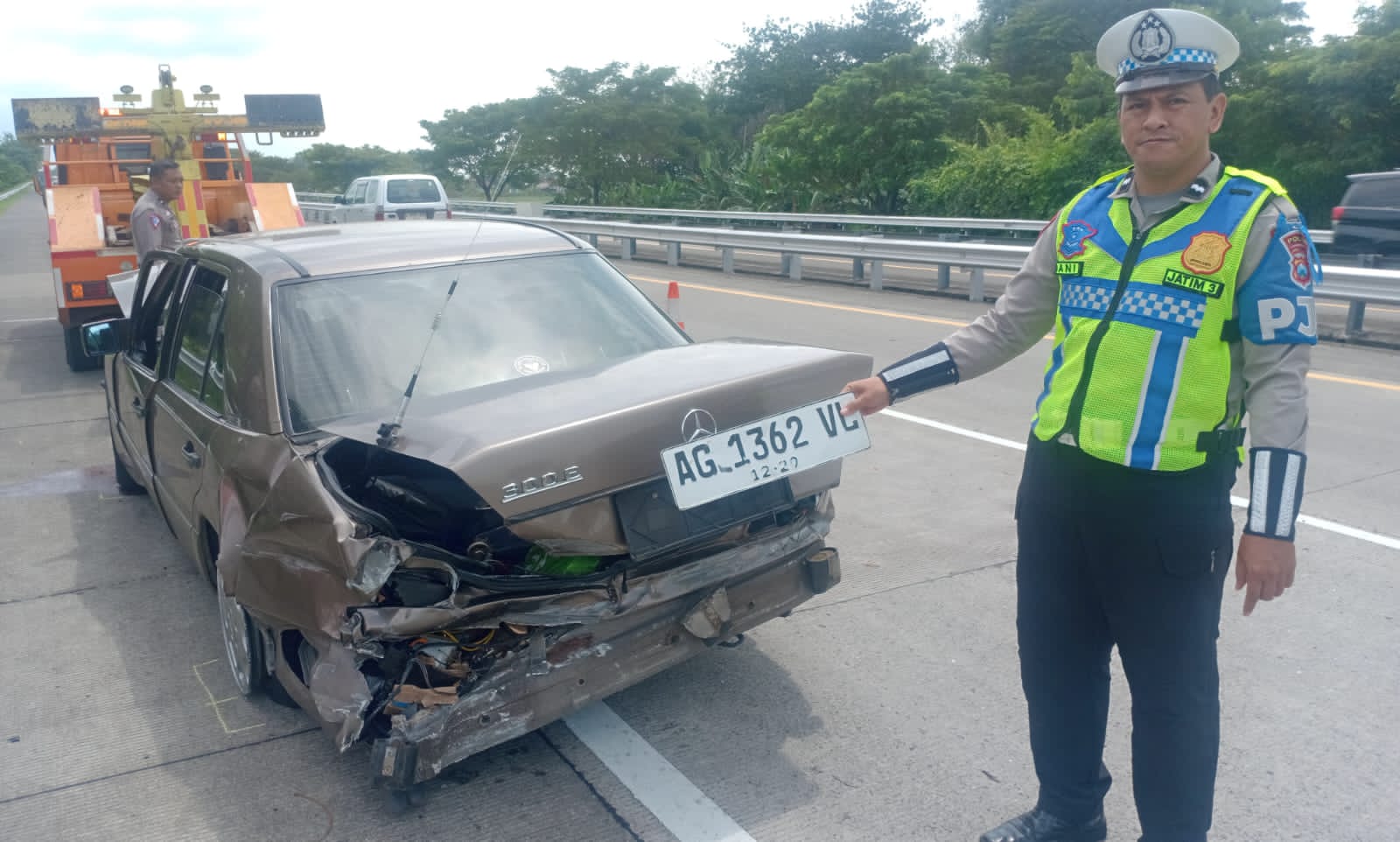 Sedan Mercedes Kecelakaan Tunggal di Tol Jombang–Mojokerto, Sopir Luka Berat