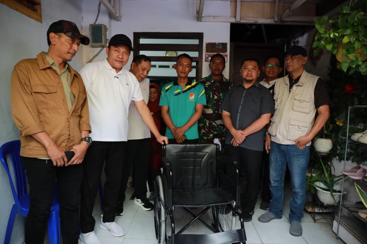 Pemkab Sidoarjo dan Baznas Renovasi RTLH, Bupati Subandi Serahkan Bantuan Kursi Roda