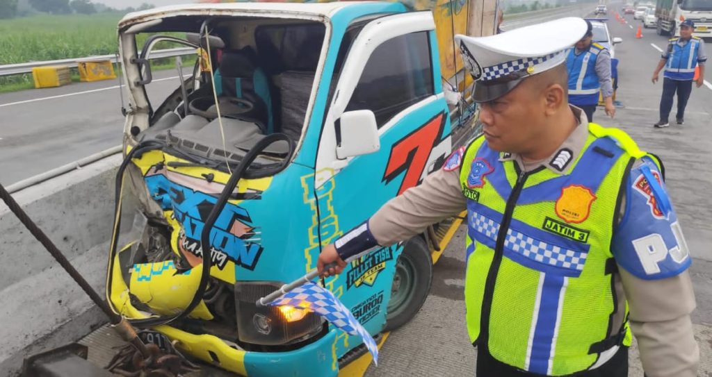 Kurang Konsentrasi, Pikap Tabrak Isuzu Panther di Tol Surabaya–Mojokerto