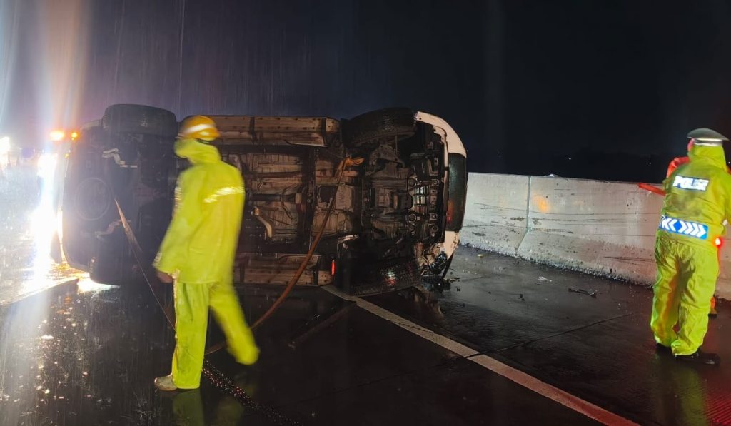 Mobil Fortuner Terguling di Tol Jo–Mo Km 685 Akibat Aquaplaning, Seluruh Penumpang Selamat