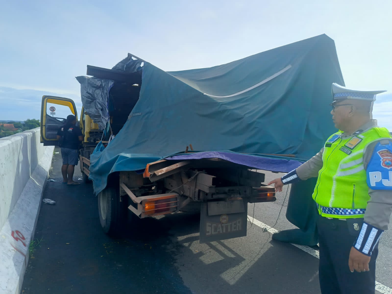 Diduga Sopir Mengantuk, Dua Truk Terlibat Kecelakaan di Tol Jombang–Mojokerto