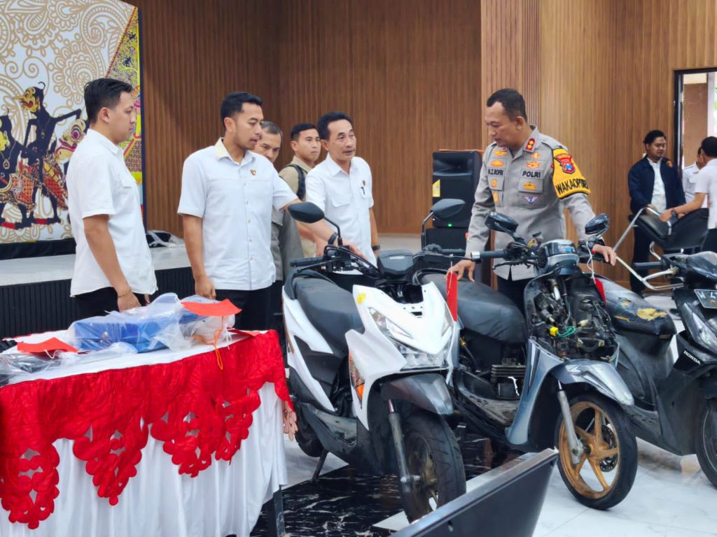 Modus Pura-pura Minta Tolong, Tiga Penipu Motor di Sidoarjo Dibekuk Polisi.