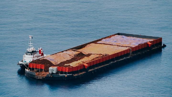 KRI Hampala-880 Amankan Dua Kapal Pengangkut Nikel di Teluk Weda