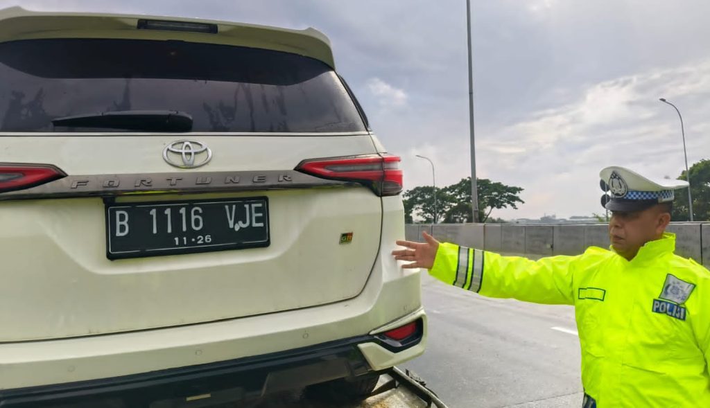 Mendahului Dari Bahu Jalan, Fortuner Tabrak Hilux di Tol Surabaya–Mojokerto