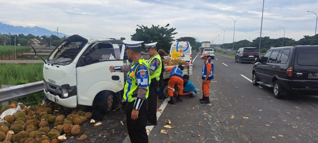 Isuzu Traga Muat Durian Terguling di Tol Surabaya–Mojokerto Diduga Akibat Pecah Ban