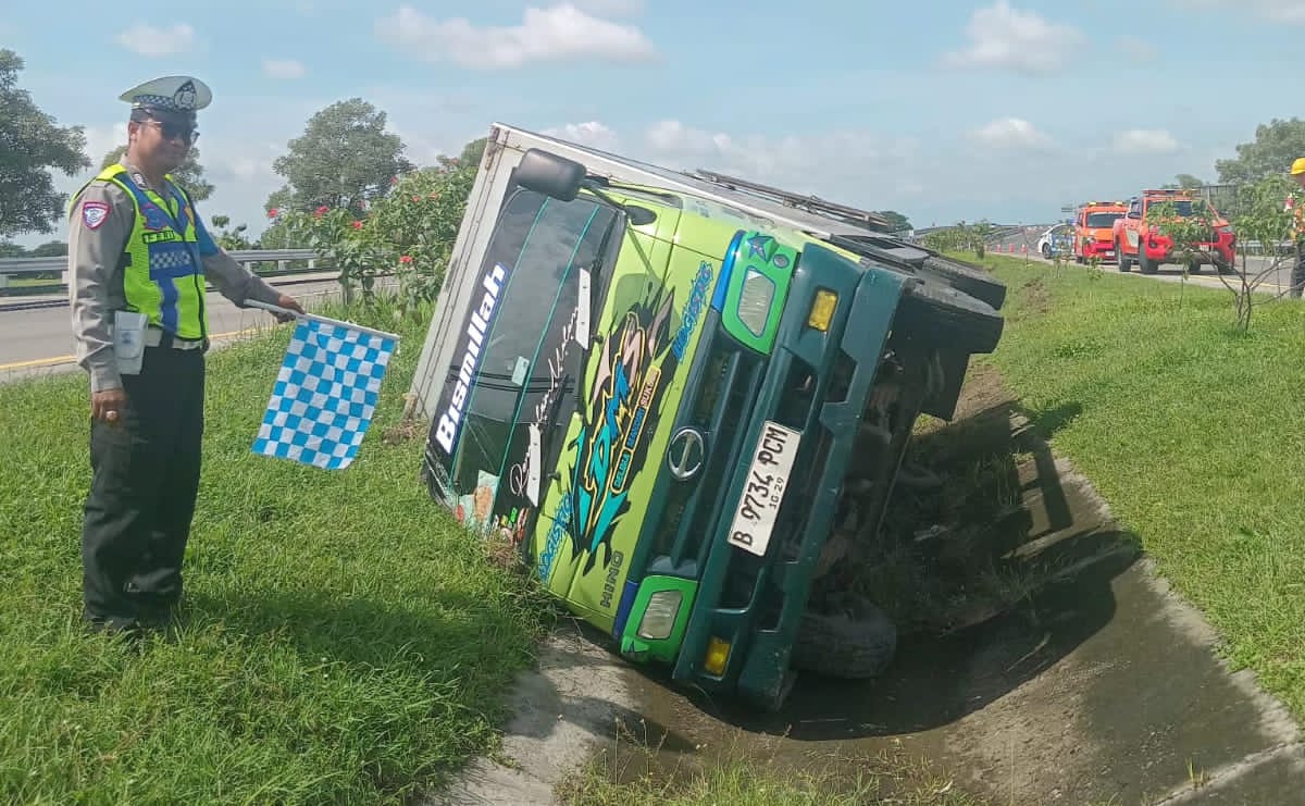 Sopir Diduga Mengantuk, Truk Boks Bermuatan Kompresor Terguling di Tol Jombang–Mojokerto