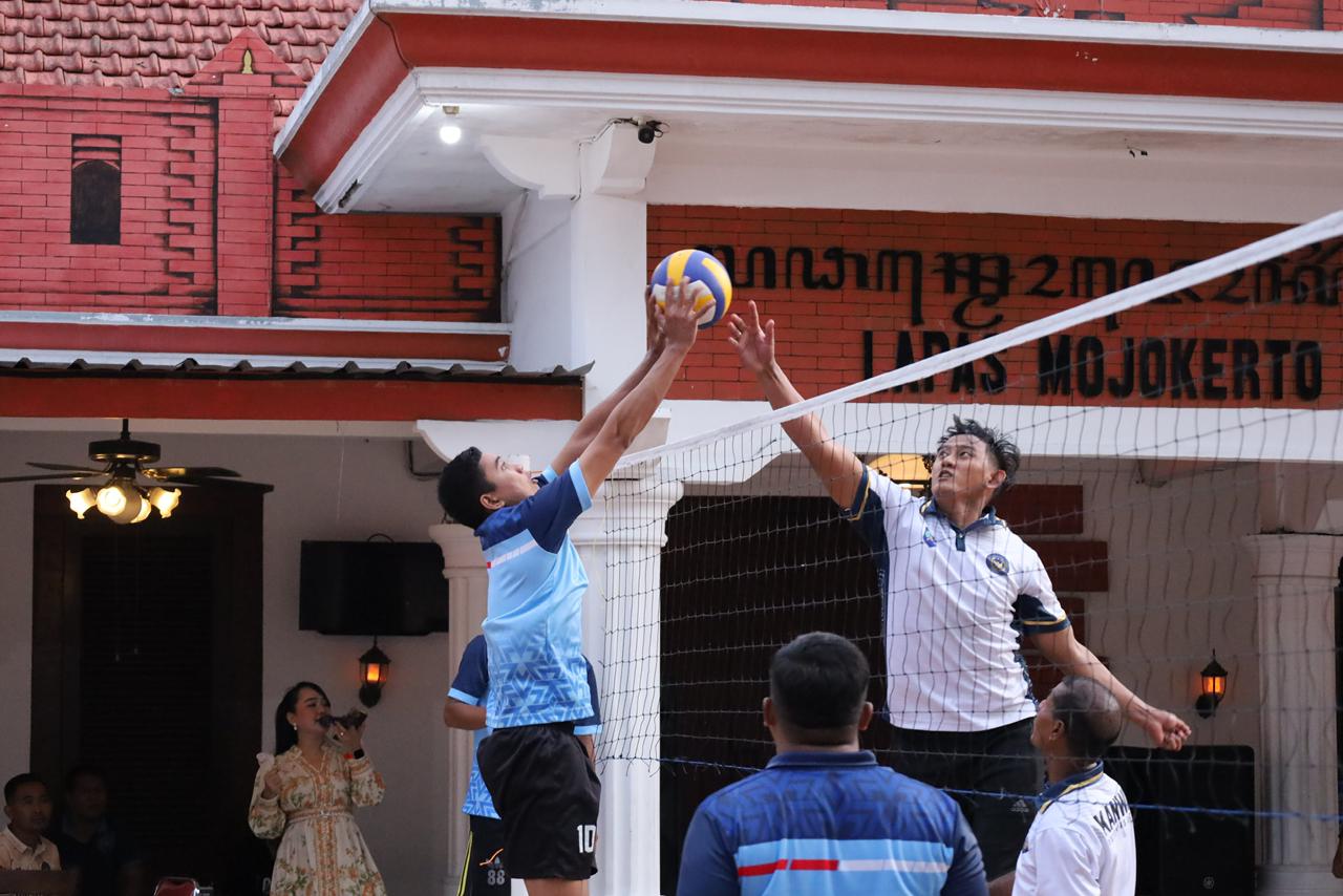 Ngabuburit Voli di Lapas Mojokerto, Perkuat Sinergi Kanwil Ditjenpas Jatim dan Pegawai Pemasyarakatan