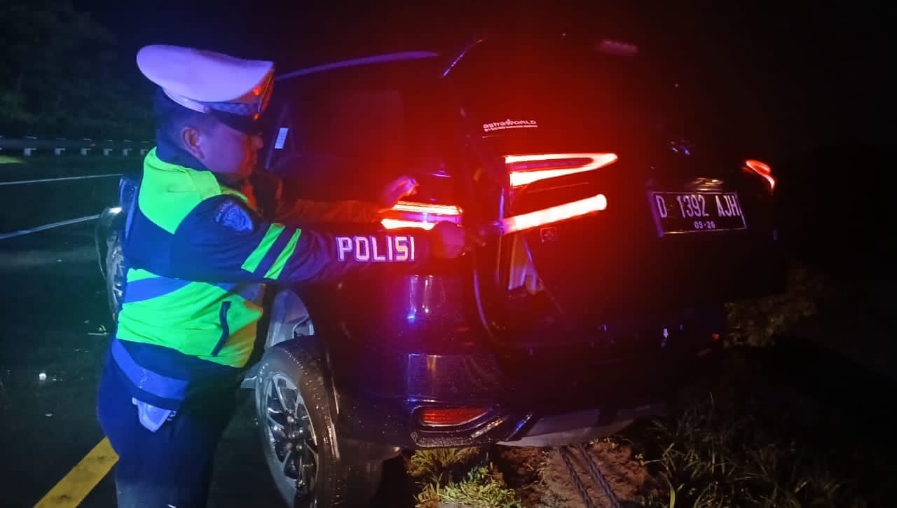 Hujan Picu Aquaplaning, Fortuner Hilang Kendali di Tol Jombang–Mojokerto