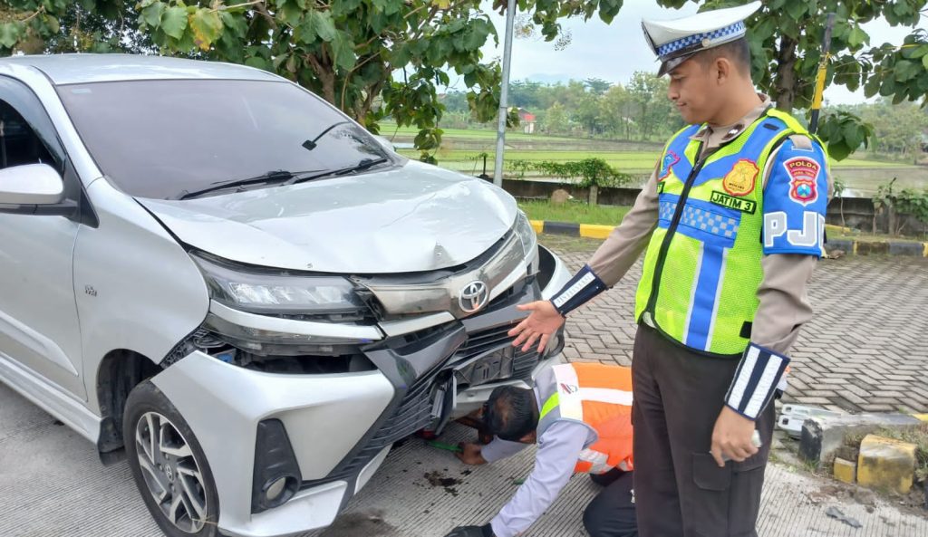 Ngantuk di Balik Kemudi, Avanza Hantam Tiang Rambu di Rest Area Tol Jombang–Mojokerto