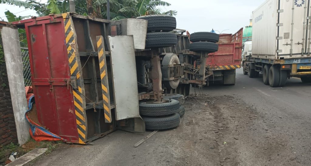 Subuh di Mojoagung, Truk Dump Gandeng Tergelincir di Palrejo; Sopir Selamat Tanpa Cedera